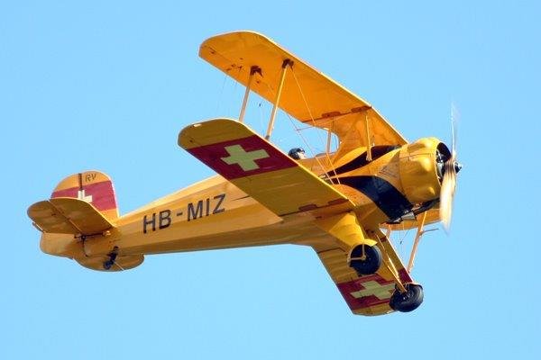 Gelber Schweizer Doppeldecker HB-MIZ im Flug, Originalfoto