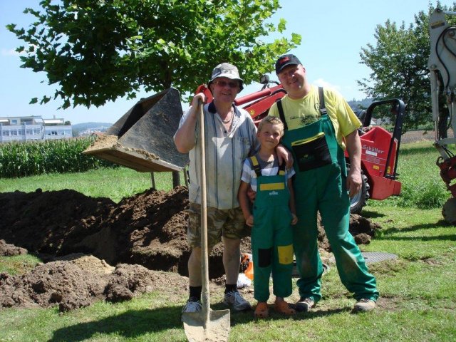 Drei Generationen der Familie Bieri bei der Gartenarbeit