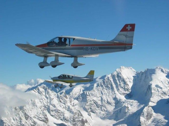 Historische Originalaufnahme zweier Flugschulflugzeuge über den Alpen
